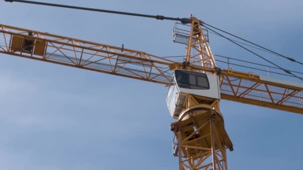 Crane Kulesi Başında Sarı Kule Vinci Yavaşça Kameraya Doğru Döner — Stok video