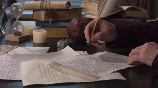 Schrijver Leest Bijhoudt Het Manuscript Middeleeuwse Schrijver Herleest Tekst Een — Stockvideo