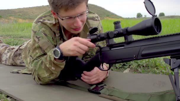 Обучение Снайперским Навыкам Снайпер Дергает Винтовку Вылетает Пустой Патрон — стоковое видео