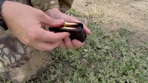 Herstellung Von Kleinwaffenmunition Hände Eines Mannes Tarnuniform Beim Laden Eines — Stockvideo