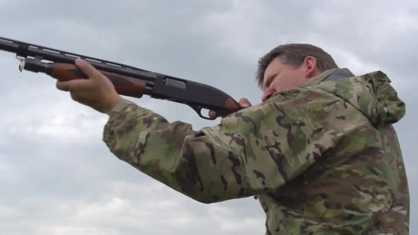 Shotgun Fire Hunt Hunter Camouflage Jacket Fires His Gun Reload — Stock Video