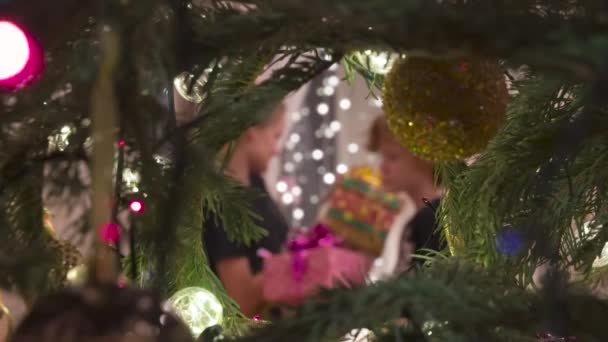 Presentando Regalos Navidad Cámara Dispara Desde Interior Del Abeto Fondo — Vídeo de stock
