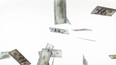 Beyaz Arkaplan 'da nakit akışı. Döngü. Büyük miktarlarda banknotlar yavaş yavaş beyaz arkaplan üzerine düşüyor