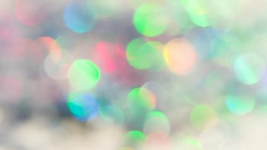 Döngü. Gökkuşağının tüm renkleriyle parıldayan çok sayıda küçük parlak yüzlü kristal.