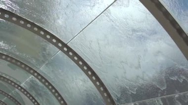 Kemer 'in camında su akışı. Mavi gökyüzünü görebileceğiniz cam kubbeden bir su akıntısı yavaşça akıyor.