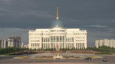 Kazakistan Başkanı 'nın evi: Kubbesi olan büyük bir saray. Siyasi karar verme merkezidir.