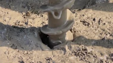 Jeolojik bir matkap kazının ilk aşamasında zemini kazar.