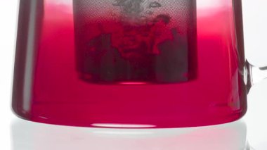 Sert Bright Tea İçeceği. Parlak bir arka planda cam çaydanlıkta amber çayı demlemek