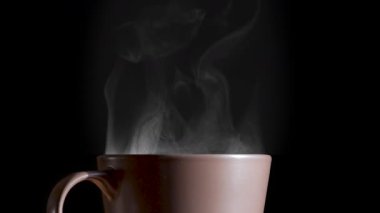 Bir fincan mis kokulu sabah kahvesi. Bir fincan sıcak kahveden ince bir buhar damlası yükselir ve zarafetle döner.