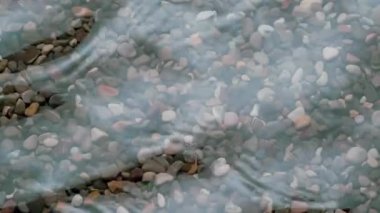 Rocky Bottom sudan görülebilir. Suyun yüzeyine hafif bir dalga yayılır. Dibi küçük çakıl taşlarıyla kaplı. Kırılmayla çok güzel oynuyor.