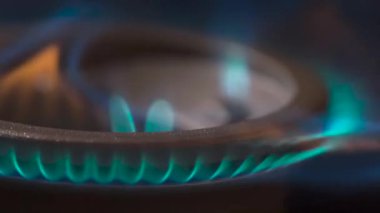 Ev Mutfağı 'nda Doğal Gaz. Oda yanan gaz ocağının etrafında yavaşça döner. Alevler sallanıyor havadan