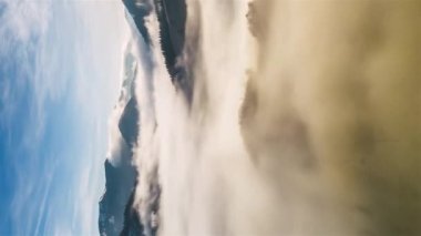 Sihirli sabahın dikey videosu sisli bulutlar kırsal doğa hiper hava zamanı hızlandırılmış sonbahar vadisinde hızla hareket ediyor. Seyahat arka planı sinematik yüksek kaliteli 4k görüntü.