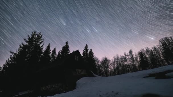 Beautiful Stars Trails Motion Wooden Hut Wild Forest Nature Winter — Vídeo de Stock