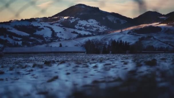 冬の農村部の国は 青空と日の出に寒い朝の自然界のフェンスの後ろに明らかにする オープンショット — ストック動画