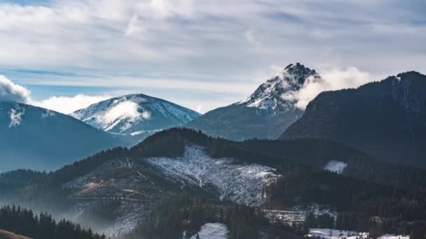 寒い屋外の風景の中に晴れた日に冬の高山自然の中に速い雲の空の動きのタイムラプス 4Kのタイムラプスズーム — ストック動画