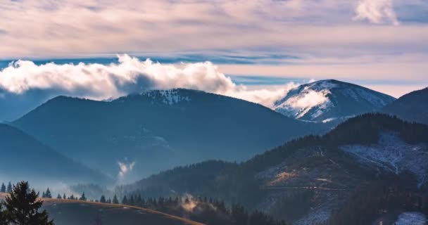 早い春の屋外風景の中に晴れた日にカルパチア山脈の自然の中で高速雲の空の動きの時間の経過 タイムラプスズームアウト Dci — ストック動画