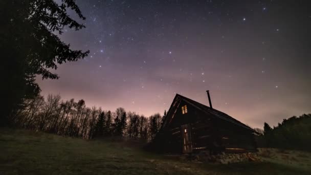 Yıldızlı Samanyolu Galaksisi Bulutların Vahşi Karpatya Doğasında Eski Ahşap Kulübenin — Stok video