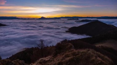 Sonbahar doğasında altın güneşin sihirli renkleri sisli bulutlar vadide dalgalanır zaman kayar, yavaşça yakınlaşır, 4K. 