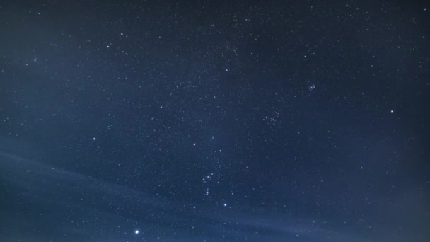 Тімелапс Блакитного Зоряного Нічного Неба Зірками Хмарами Рухаються Місячному Світлі — стокове відео