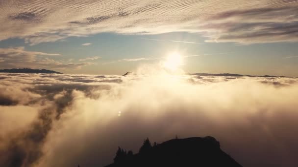 Μαγική Πρωινή Πτήση Στην Ανατολή Του Ηλίου Ομιχλώδη Βουνά Ουρανό — Αρχείο Βίντεο