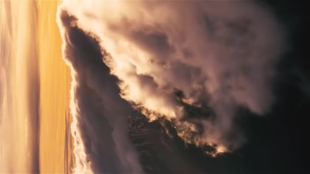 Timelaspe Вертикальное Видео Мирных Пушистых Облаков Быстро Движущихся Над Альпийским — стоковое видео