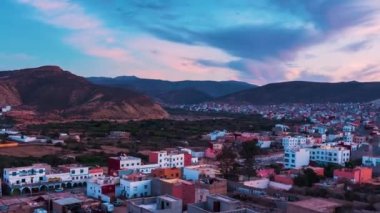 Fas 'ın Taghazout şehrinde gün doğumunda altın sabah renklerinin zaman aşımına uğraması. Zaman aşımı, Pan Shot 