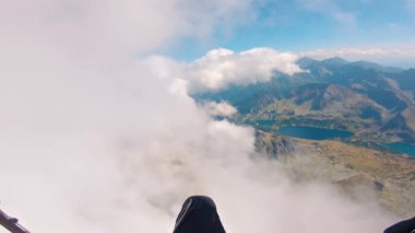 Özgürlük paraşütü Alp Dağları 'nda bulutların üzerinde uçuyor doğa. Extreme Sport Adrenaline Macera Sporu. Kamera Başlık Kamerası 