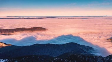 Sisli bulutların, Alpler Vadisi 'ndeki renkli altın gündoğumunda dağ doğasındaki nehir gibi hareket ettiğini gösteren hızlandırılmış video. Zaman Alanı, Pan, Panoramik, 4K görüntü. 