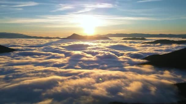 山の谷の川のような霧の雲の動きと魔法の朝の日の出で霧の山の自然の時間の経過 空中写真 パノラマ ハイパー ラプス タイムラプス — ストック動画