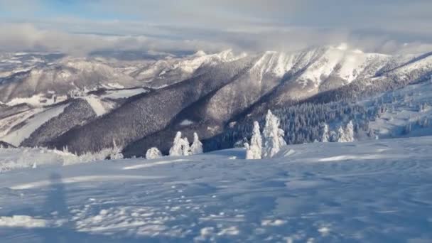 Швидкий Рух Засніжених Зимових Горах Гірськолижному Курорті Холодному Сонячно Замерзлому — стокове відео