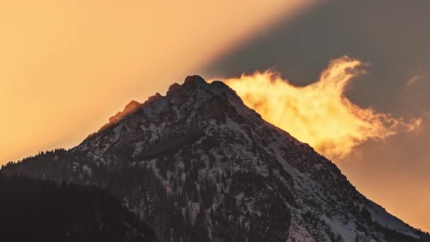 Güneş Işığının Alp Dağları Ndaki Kayalıkların Tepesinde Gün Doğumunda Çekilmiş — Stok video