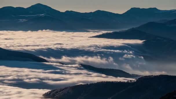 在阳光灿烂的冬季 浮云像河流一样在高山山谷中飞驰而过 时间流逝 缓慢放大 4K镜头 — 图库视频影像