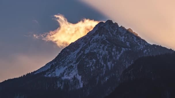 Hızlı Bulutların Yer Değiştirmesi Sisli Alpler Tepesinde Güneşli Kış Akşamlarında — Stok video