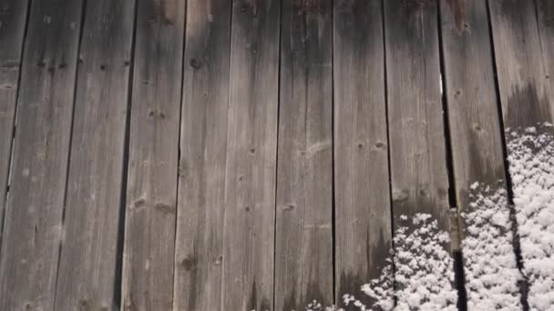 グレーボード 雪板で作られた古い木製の壁の背景 雪と寒い冬の季節には それは雪 コピースペース — ストック動画