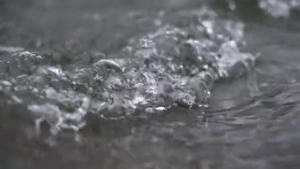 Крупный План Кристально Чистой Воды Текущей Горном Ручье Реки Природный — стоковое видео