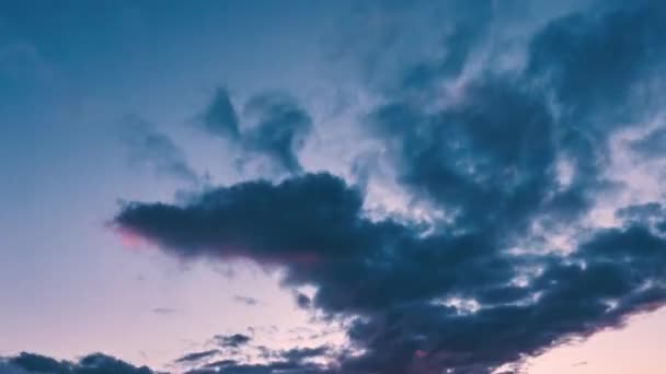 Синие Облака Быстро Движутся Естественном Фоне Закате — стоковое видео