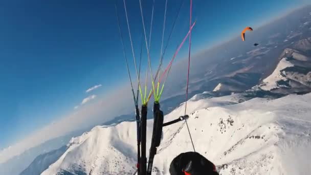 Parapente Volant Par Temps Thermique Dans Les Alpes Ensoleillées Hiver — Video