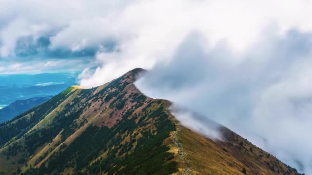 Alçak Bulutlarda Gizlenmiş Puslu Dağlar Bahar Mevsiminde Kasvetli Dramatik Bir — Stok video