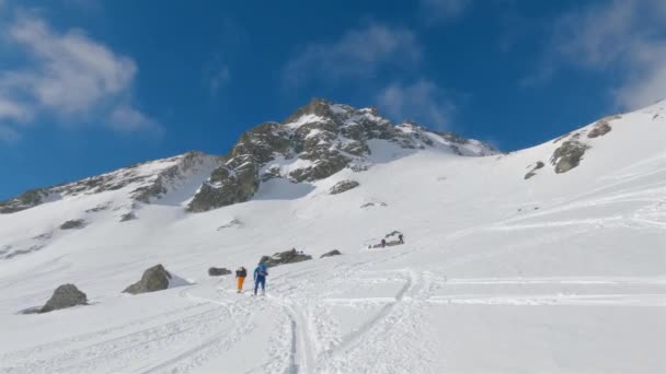 Lyžařské Túry Horách Pohoří Backcountry Krásném Slunečném Dni Dokonalou Sněhovou — Stock video