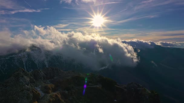 Bahar Dağlarında Güneşli Bir Gün Sisli Bulutlar Rüzgarlı Bir Günde — Stok video