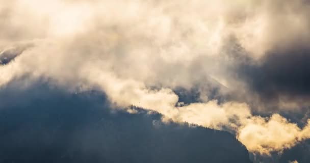 Драматичні Темні Хмари Швидко Рухаються Містичних Альпійських Горах Природа Проміжок — стокове відео