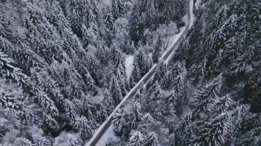 Karlı kış günlerinde Donmuş Orman Yolu 'nun havadan görünüşü. Kara bulutlu, karlı bir günde.