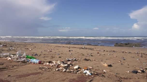 Σκουπίδια Και Πλαστικά Σκουπίδια Ξεβράστηκαν Μια Παραλία Στο Μαρόκο Περιβάλλον — Αρχείο Βίντεο