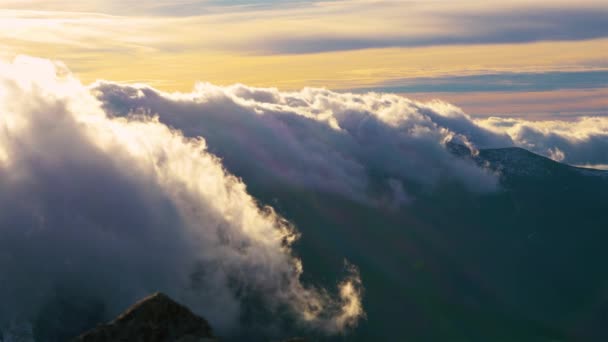 Foehn Misty Clouds Motion Downhill Mountains Ridge Sunny Spring Evening — Vídeo de stock