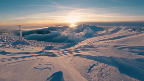 Lever Soleil Matinal Froid Sur Neige Gelée Dans Les Montagnes — Video