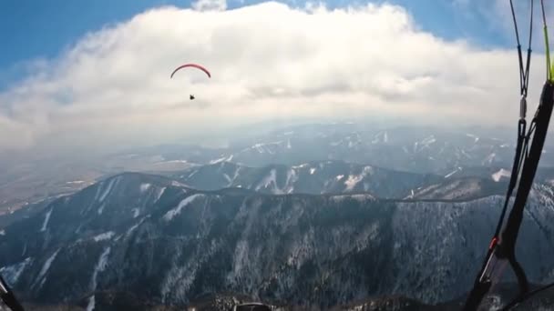 無料の飛行をパラグライダー 積雲の下で日当たりの良い山の自然での熱飛行極端なスポーツアドレナリン自由冒険 スローモーション60Fps — ストック動画