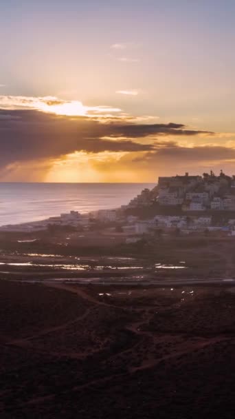 Fas Okyanus Kıyısındaki Küçük Bir Şehrin Üzerinde Sunset Akşam Gökyüzünün — Stok video