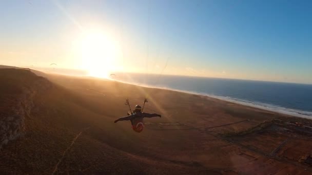 Leć Jak Ptak Skrzydle Paralotniarskim Pięknym Zachodzie Słońca Wybrzeżu Oceanu — Wideo stockowe
