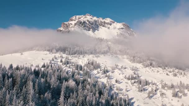 Piękny Skalisty Szczyt Mglistymi Chmurami Słoneczny Dzień Zimie Alpy Góry — Wideo stockowe