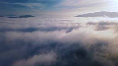 Bulutlarda uçan sihirli bir uçak. Sisli Bulutlar 'ın güzel doğada sabah güneşinde hızla hareket etmesi rüya gibi bir cennetin zamanına denk geliyor. Uçma özgürlüğü. 